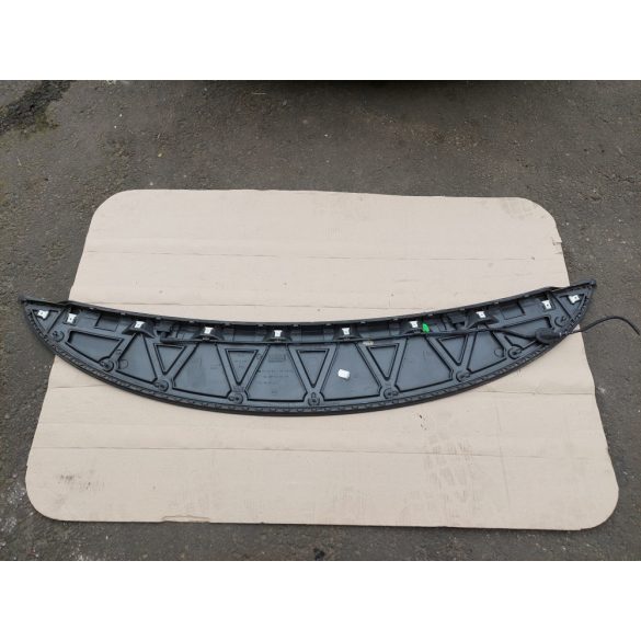 Seat Leon motorháztető műanyag rész a szélvédő előtt