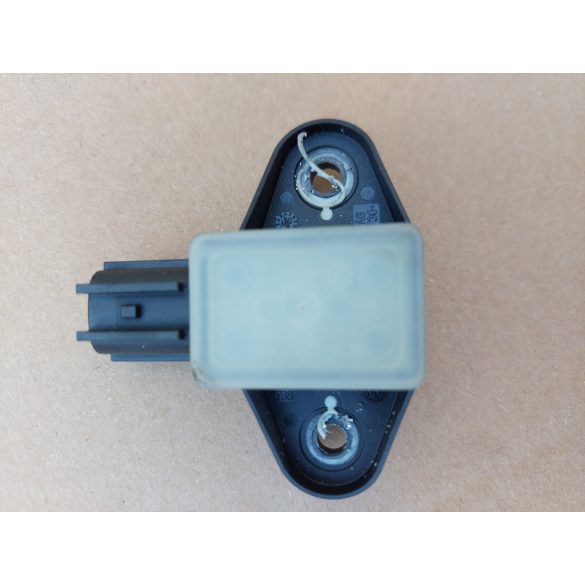 Volkswagen Passat B6 ütközés érzékelő az ablakemelő panelbe